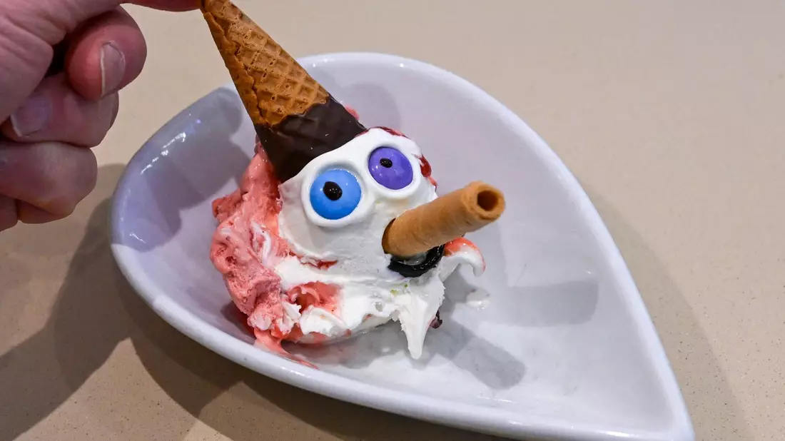 Im Eiscafe «Caffe e Gelato» werden für Pinocchio die Sorten Fior di Latte und Erdbeere mit Erdbeersoße gemischt. - Bild: Jens Kalaene/dpa