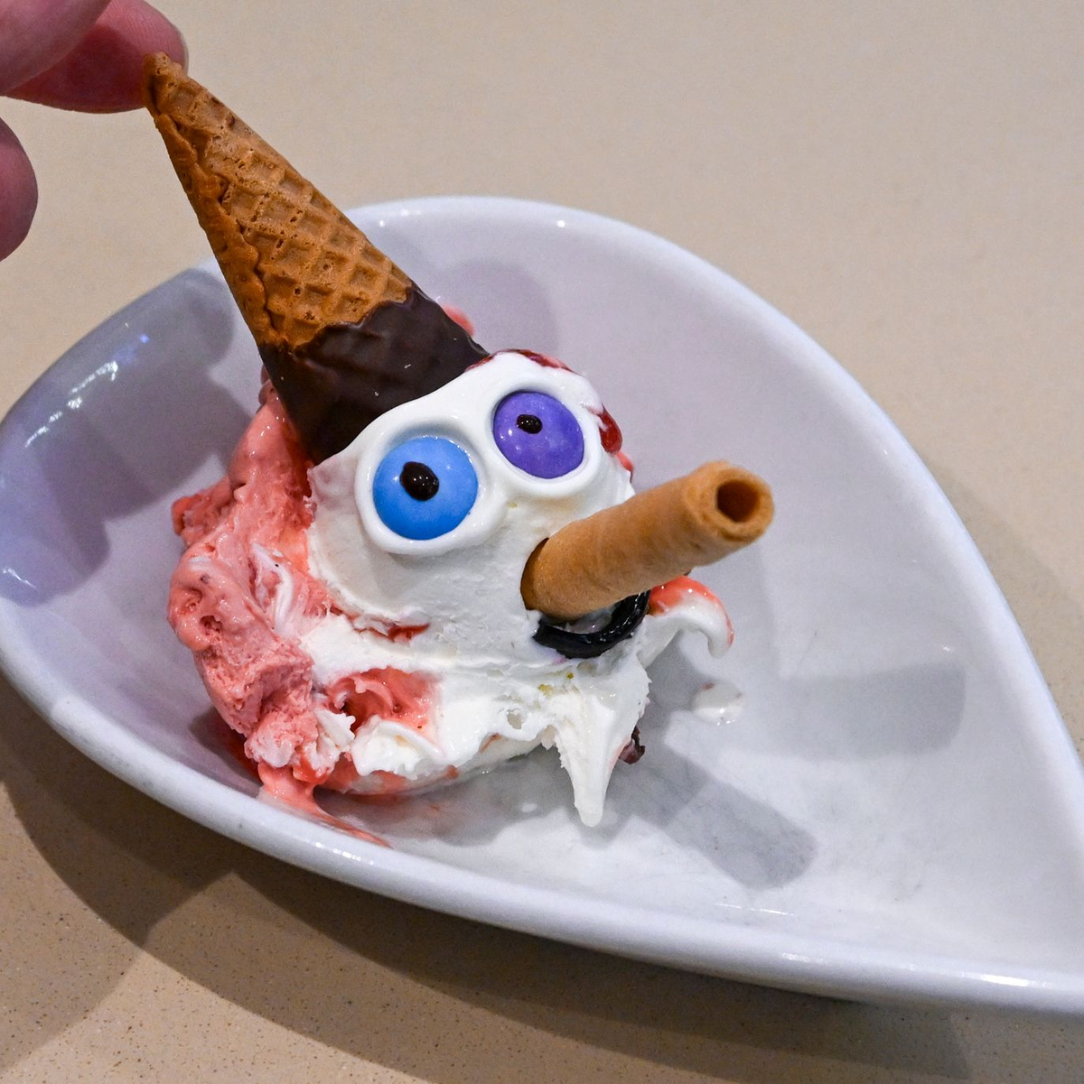 Im Eiscafe «Caffe e Gelato» werden für Pinocchio die Sorten Fior di Latte und Erdbeere mit Erdbeersoße gemischt. - Foto: Jens Kalaene/dpa