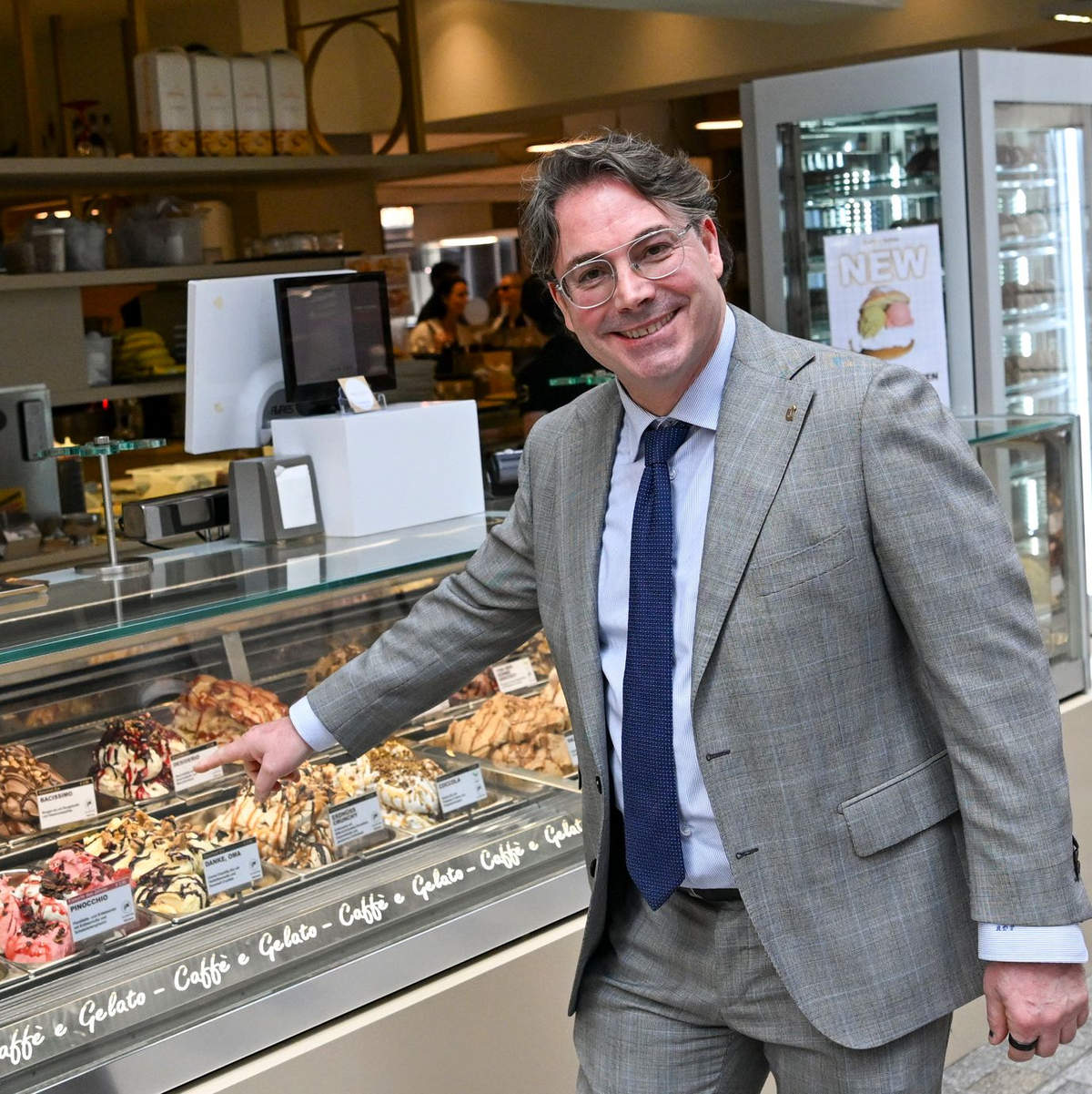 De Pellegrin führt eine in dritter Generation eine Eisdiele in Kulmbach. - Foto: Jens Kalaene/dpa