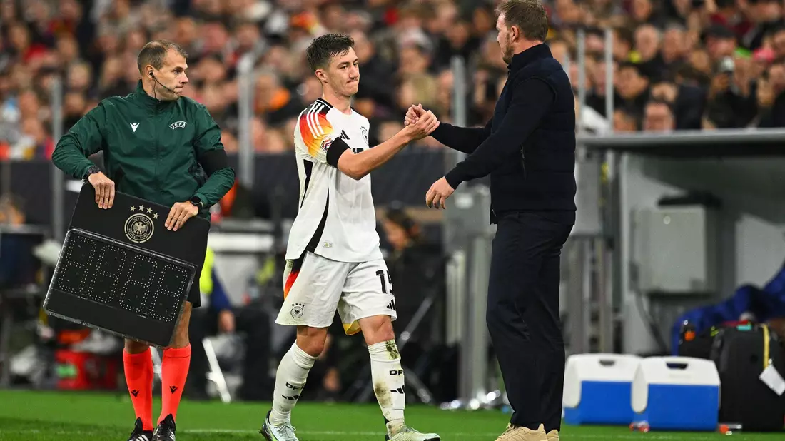 Ungeplantes Wiedersehen bei der Nationalmannschaft: Angelo Stiller (l) und Bundestrainer Julian Nagelsmann. (Archivild) - Bild: Tom Weller/dpa
