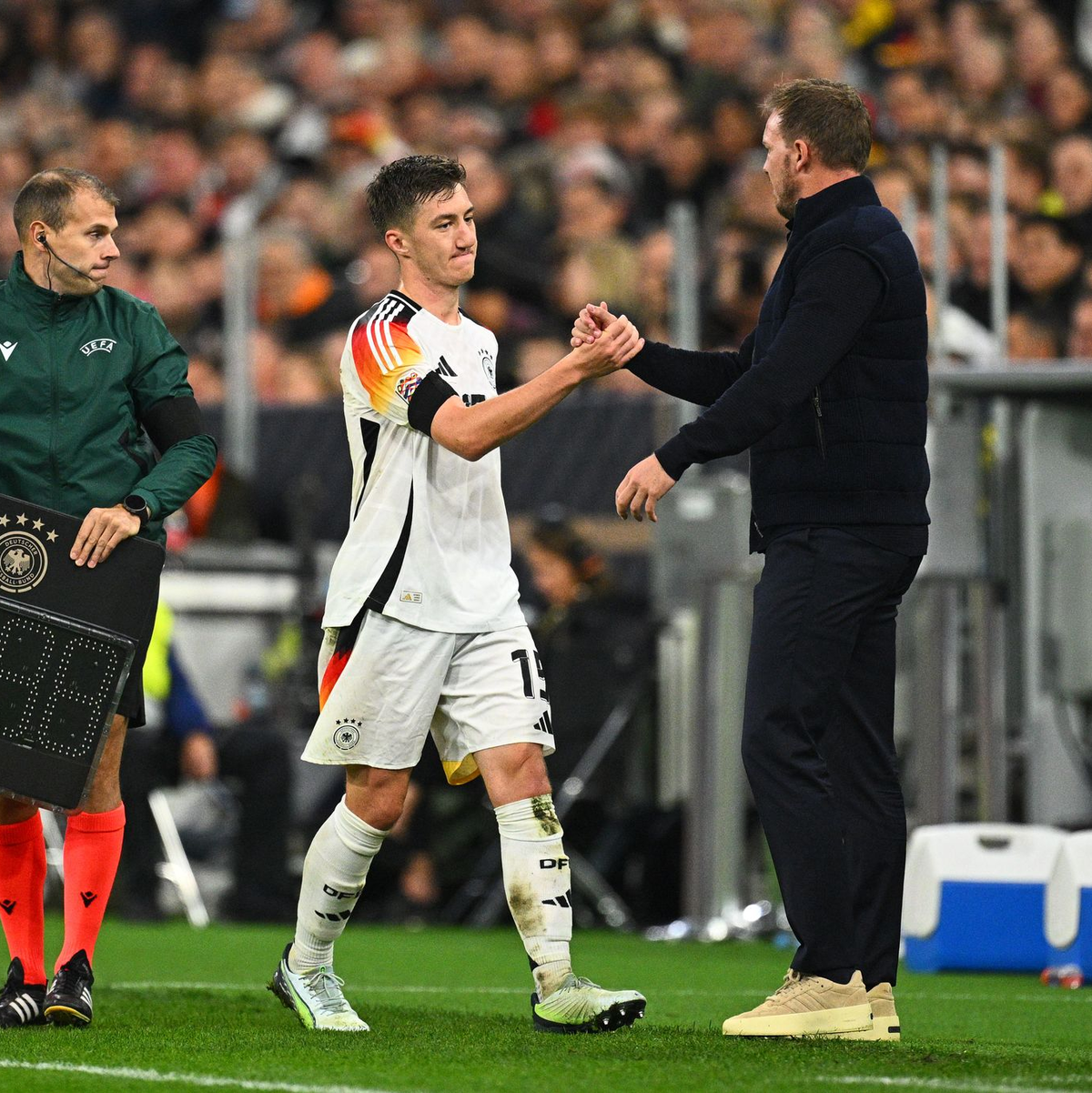 Ungeplantes Wiedersehen bei der Nationalmannschaft: Angelo Stiller (l) und Bundestrainer Julian Nagelsmann. (Archivild) - Foto: Tom Weller/dpa