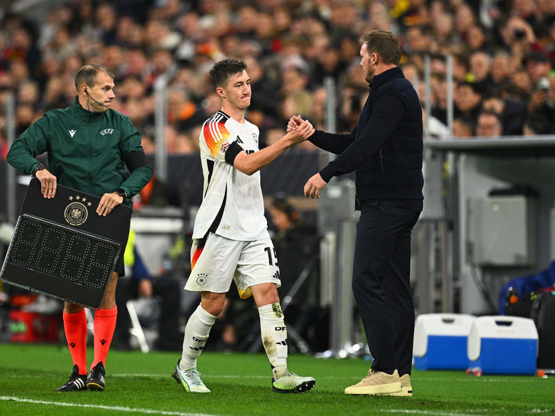 Ungeplantes Wiedersehen bei der Nationalmannschaft: Angelo Stiller (l) und Bundestrainer Julian Nagelsmann. (Archivild) - Foto: Tom Weller/dpa