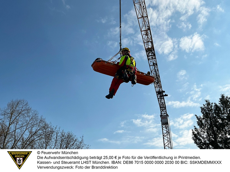 FW-M: Notfallrettung auf Baustelle (Menterschwaige) - Foto: presseportal.de