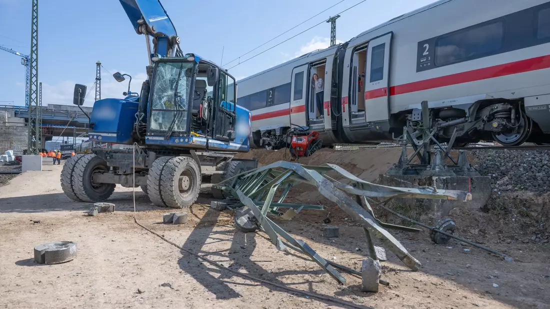 Nach der Kollision eines ICE mit dem Greifarm eines Baggers muss die Schadenhöhe noch ermittelt werden.  - Bild: Boris Roessler/dpa