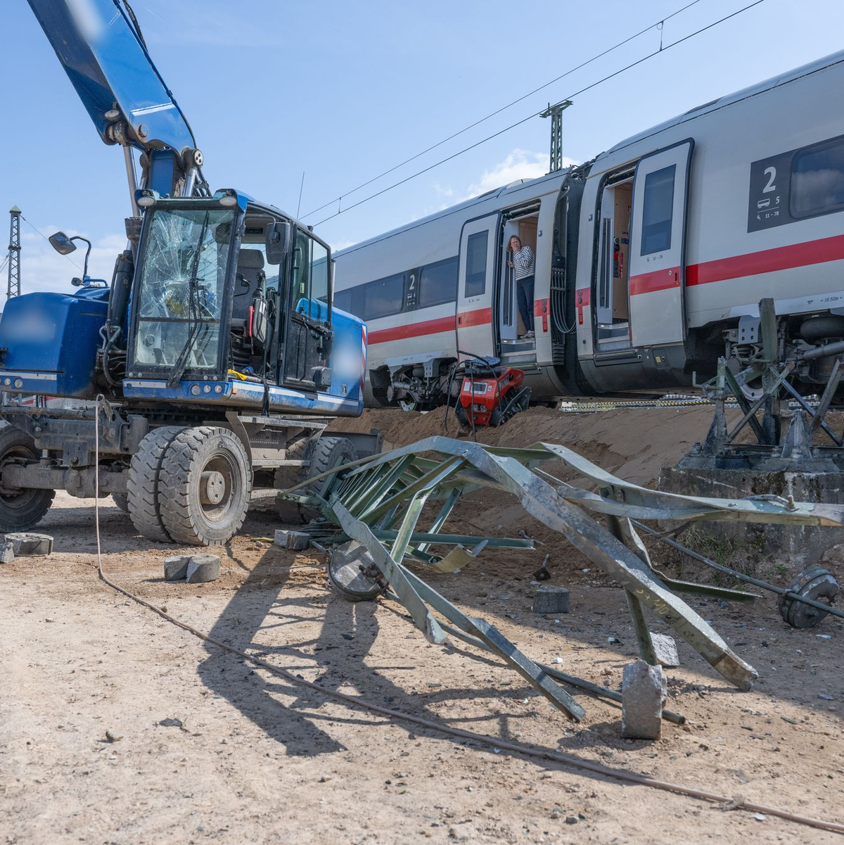 Nach der Kollision eines ICE mit dem Greifarm eines Baggers muss die Schadenhöhe noch ermittelt werden.  - Foto: Boris Roessler/dpa