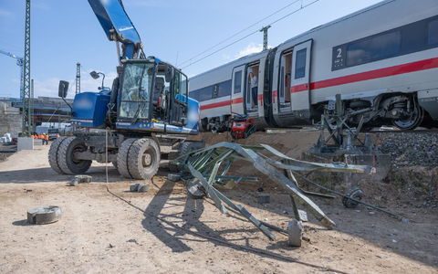 Nach der Kollision eines ICE mit dem Greifarm eines Baggers muss die Schadenhöhe noch ermittelt werden.  - Foto: Boris Roessler/dpa