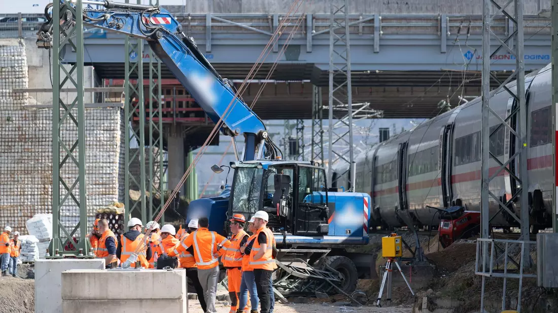 Nach dem Zusammenstoß eines ICE mit einem Baggerarm muss die Höhe des Sachschadens noch ermittelt werden. - Bild: Boris Roessler/dpa