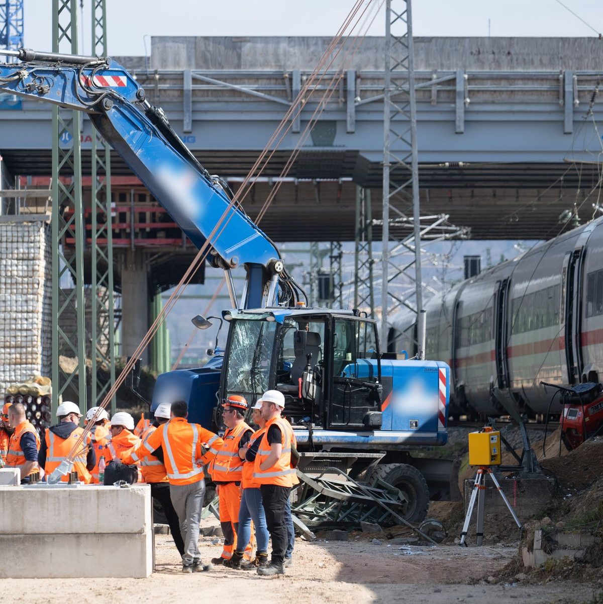 Nach dem Zusammenstoß eines ICE mit einem Baggerarm muss die Höhe des Sachschadens noch ermittelt werden. - Foto: Boris Roessler/dpa