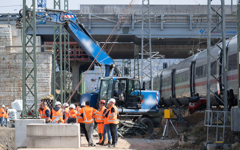 Nach dem Zusammenstoß eines ICE mit einem Baggerarm muss die Höhe des Sachschadens noch ermittelt werden. - Foto: Boris Roessler/dpa