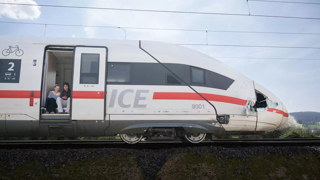 Ein Ersatzzug kam zur Unfallstelle, um die Fahrgäste aus dem ICE aufzunehmen.  - Bild: Boris Roessler/dpa