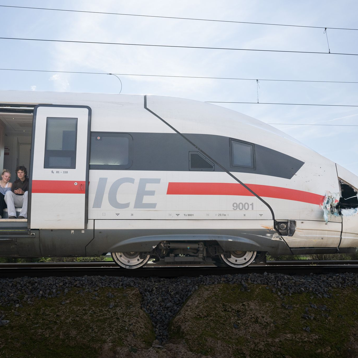 Ein Ersatzzug kam zur Unfallstelle, um die Fahrgäste aus dem ICE aufzunehmen.  - Foto: Boris Roessler/dpa