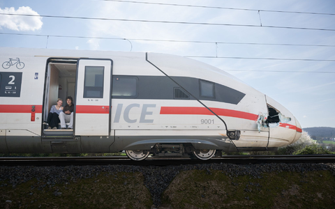 Ein Ersatzzug kam zur Unfallstelle, um die Fahrgäste aus dem ICE aufzunehmen.  - Foto: Boris Roessler/dpa