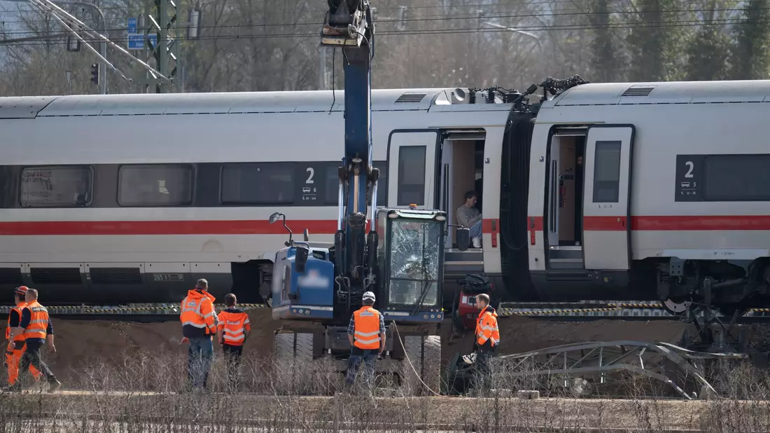 Nach der Kollision eines ICE mit einem Baggerarm machten sich Experten ein Bild von der Unfallstelle nahe Gelnhausen. - Bild: Boris Roessler/dpa