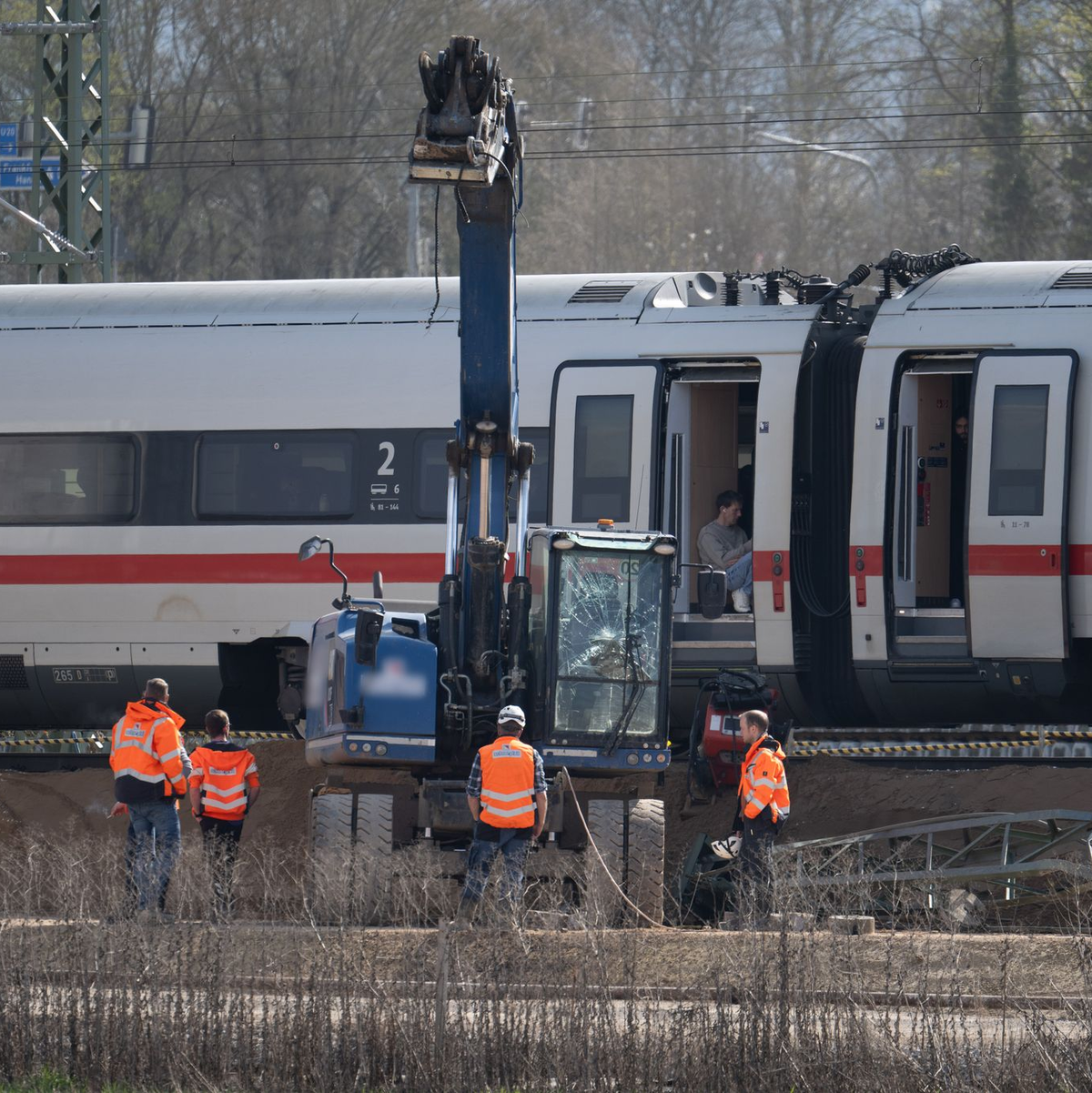 Nach der Kollision eines ICE mit einem Baggerarm machten sich Experten ein Bild von der Unfallstelle nahe Gelnhausen. - Foto: Boris Roessler/dpa