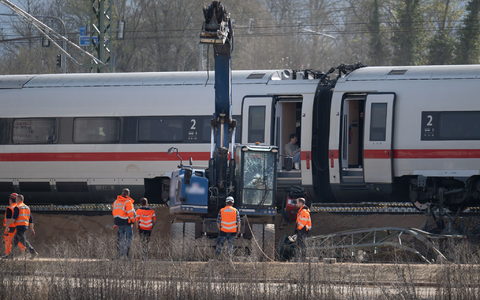 Nach der Kollision eines ICE mit einem Baggerarm machten sich Experten ein Bild von der Unfallstelle nahe Gelnhausen. - Foto: Boris Roessler/dpa