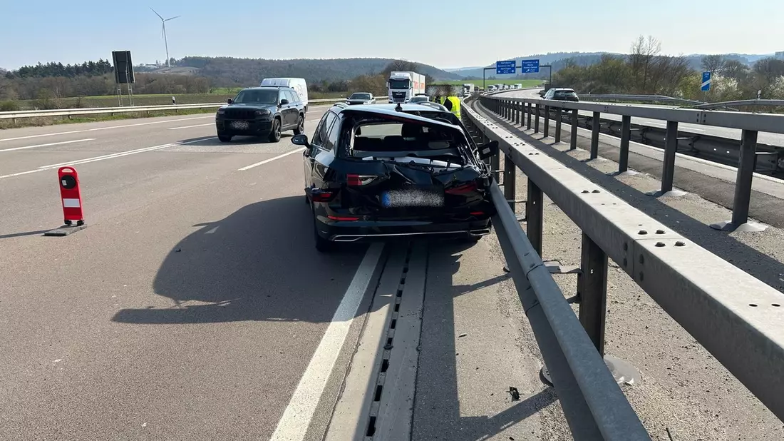 POL-PASTKL: Nach Fahrstreifenwechsel in die Leitplanke - Bild: presseportal.de