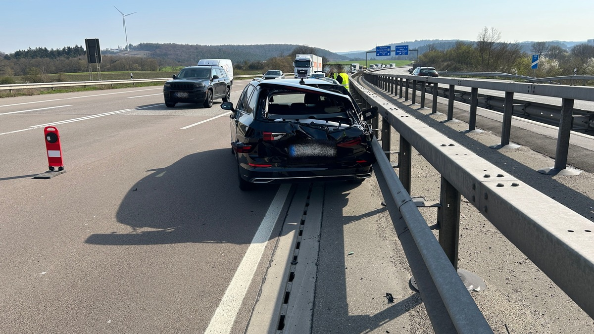 POL-PASTKL: Nach Fahrstreifenwechsel in die Leitplanke - Foto: presseportal.de