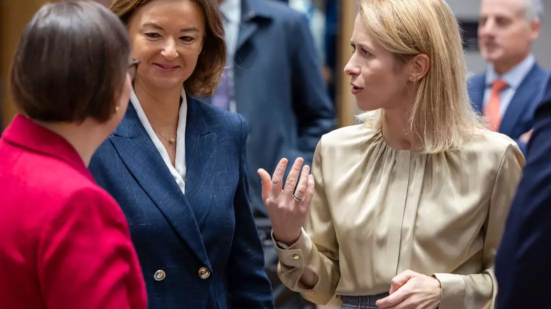 Die Beratungen von EU-Chefdiplomatin Kaja Kallas (r) mit den Außenministerinnen und Außenministern sollten eigentlich vertraulich sein. (Archivbild) - Bild: Geert Vanden Wijngaert/AP/dpa