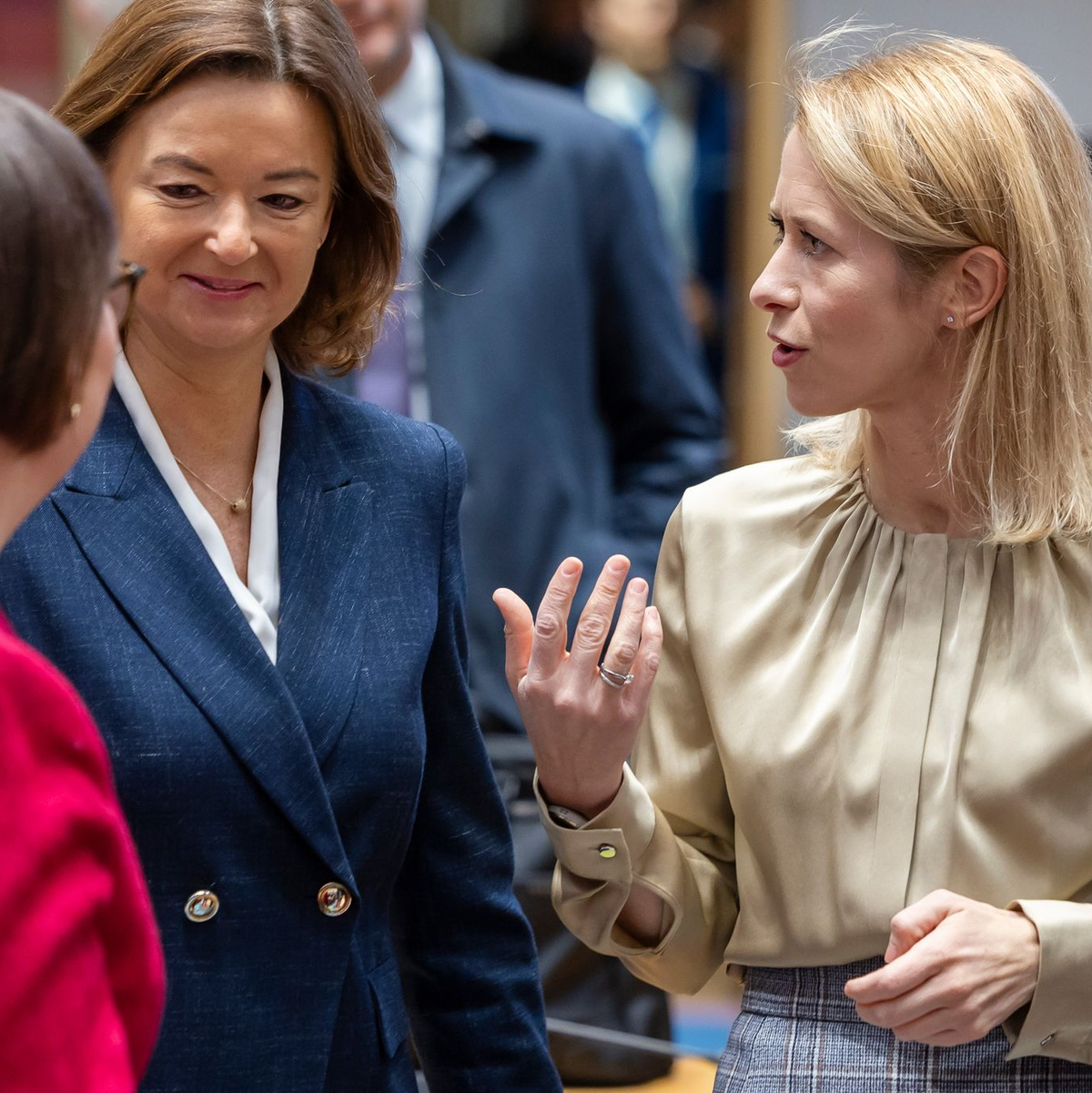 Die Beratungen von EU-Chefdiplomatin Kaja Kallas (r) mit den Außenministerinnen und Außenministern sollten eigentlich vertraulich sein. (Archivbild) - Foto: Geert Vanden Wijngaert/AP/dpa