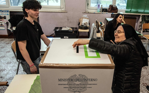 Die Wahllokale waren am Sonntag und Montag geöffnet. - Foto: Daniele Solavaggione/LaPresse/AP/dpa