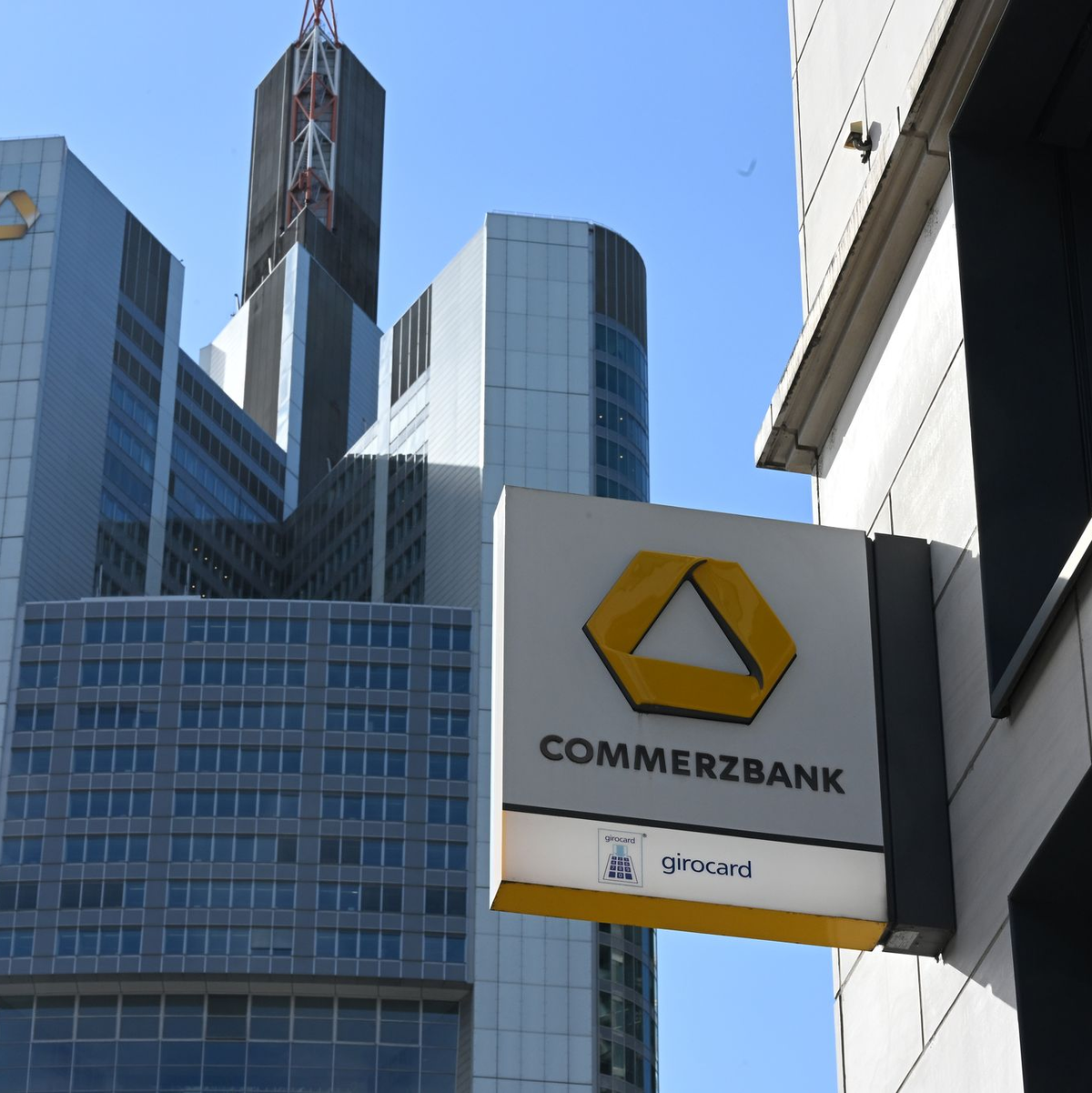 Die Commerzbank wehrt sich seit Monaten gegen Begehrlichkeiten aus Mailand. (Archivbild) - Foto: Michael Brandt/dpa