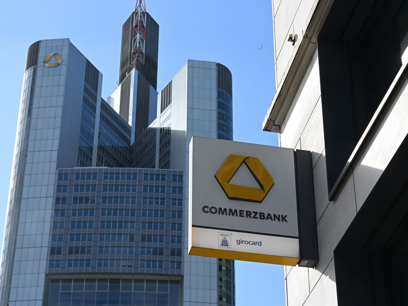 Die Commerzbank wehrt sich seit Monaten gegen Begehrlichkeiten aus Mailand. (Archivbild) - Foto: Michael Brandt/dpa