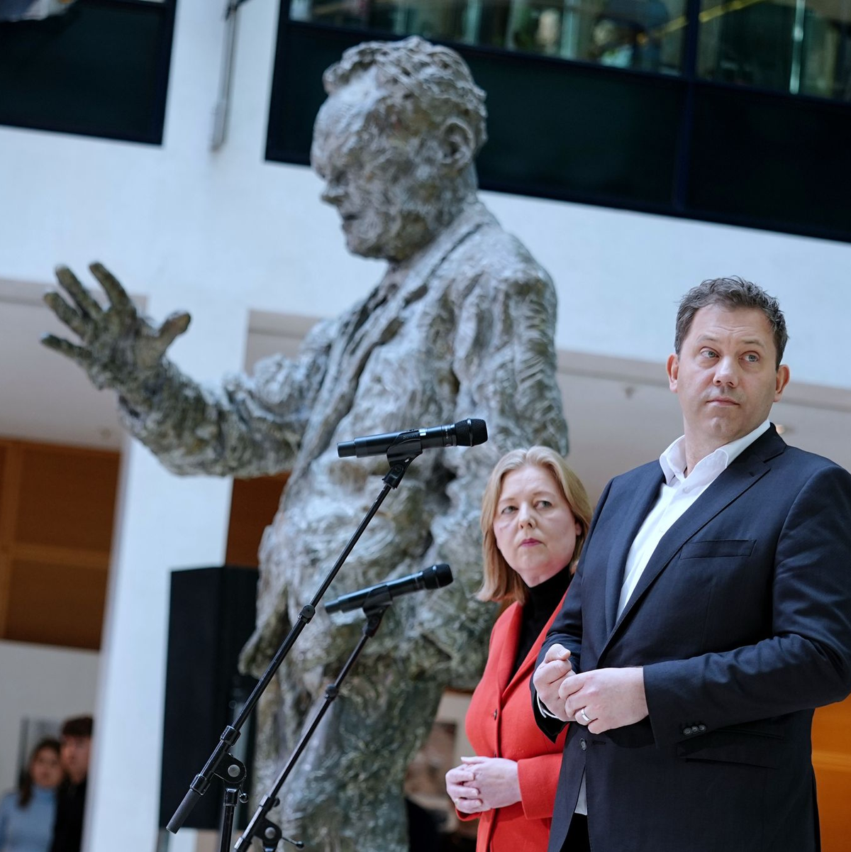 Bas und Klingbeil sehen gerade nicht die Zeit für Rücktritte.  - Foto: Kay Nietfeld/dpa