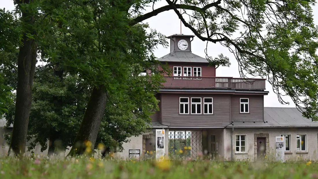 Zwei Verbände kritisieren einen geplanten Auftritt des Kulturstaatsministers Wolfram Weimer beim Gedenken an die Befreiung des Konzentrationslagers Buchenwald. (Archivbild) - Bild: Martin Schutt/dpa