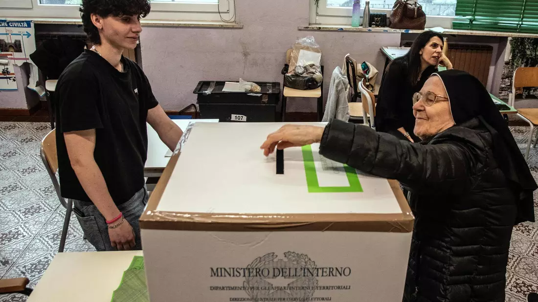 Die Wahllokale waren am Sonntag und Montag geöffnet. - Bild: Daniele Solavaggione/LaPresse/AP/dpa