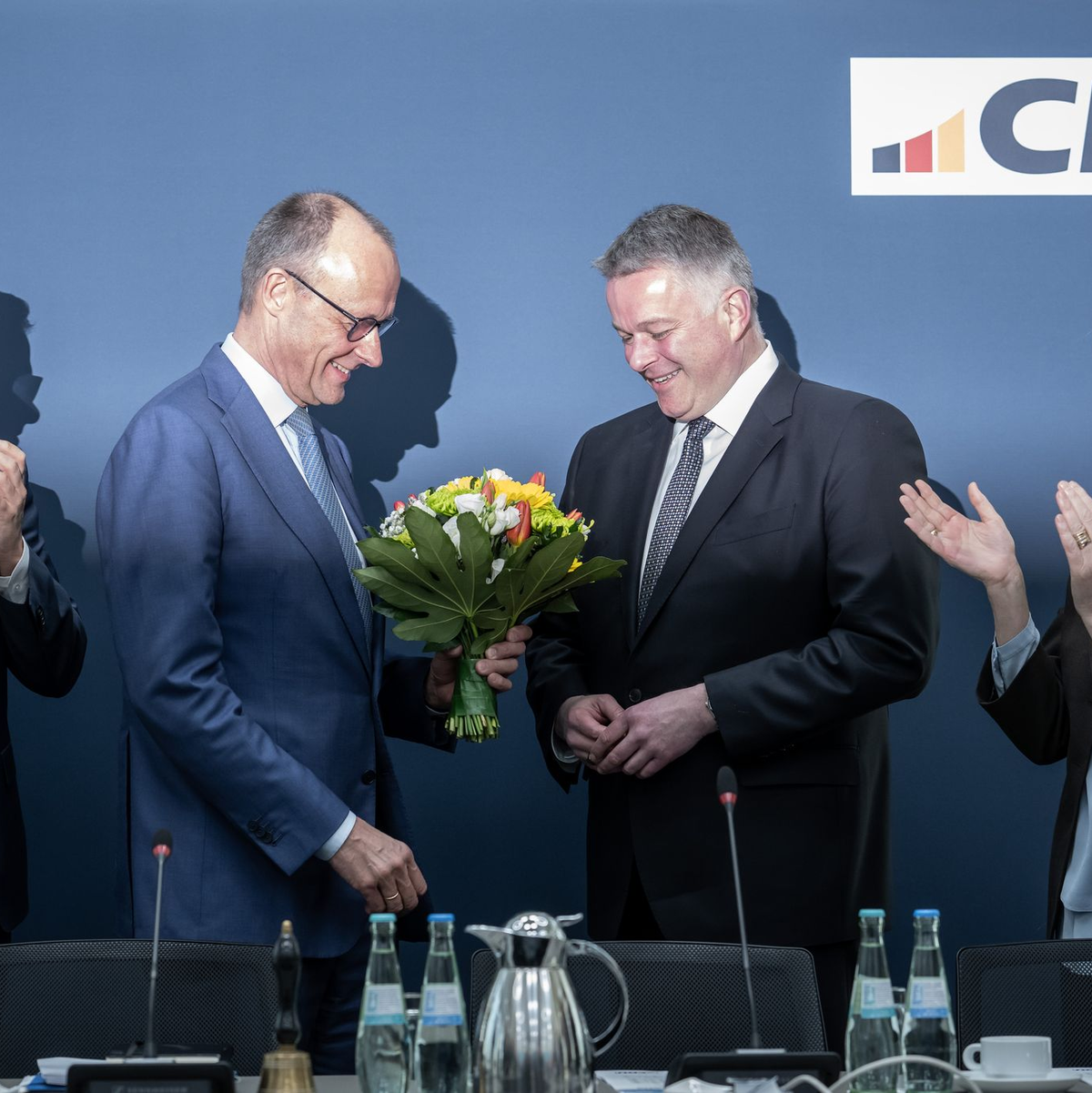 Bei der CDU wurde der Wahlsieg gefeiert – aber nicht zu laut. - Foto: Michael Kappeler/dpa