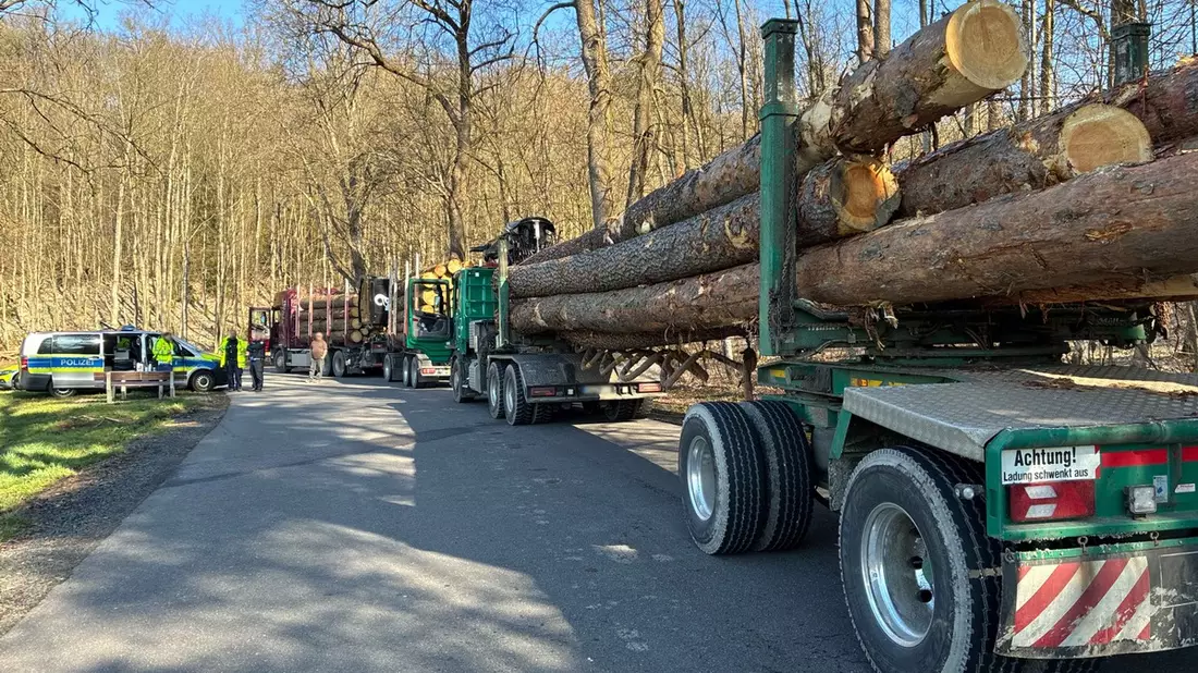 Mittelhessen: MARBURG-BIEDENKOPF: Schwerverkehrskontrolle auf der B236 zeigt gefährliche Mängel bei Holztransportern - Bild: presseportal.de