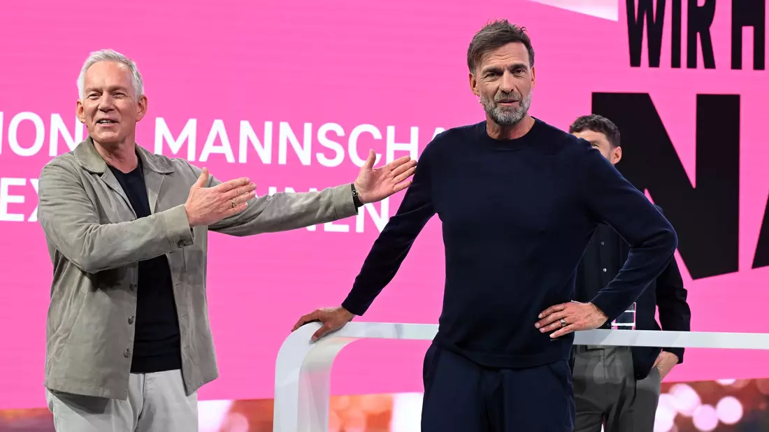 Jürgen Klopp (rechts) wird von Moderator Johannes B. Kerner als Telekom-Experte vorgestellt. - Bild: Felix Hörhager/dpa