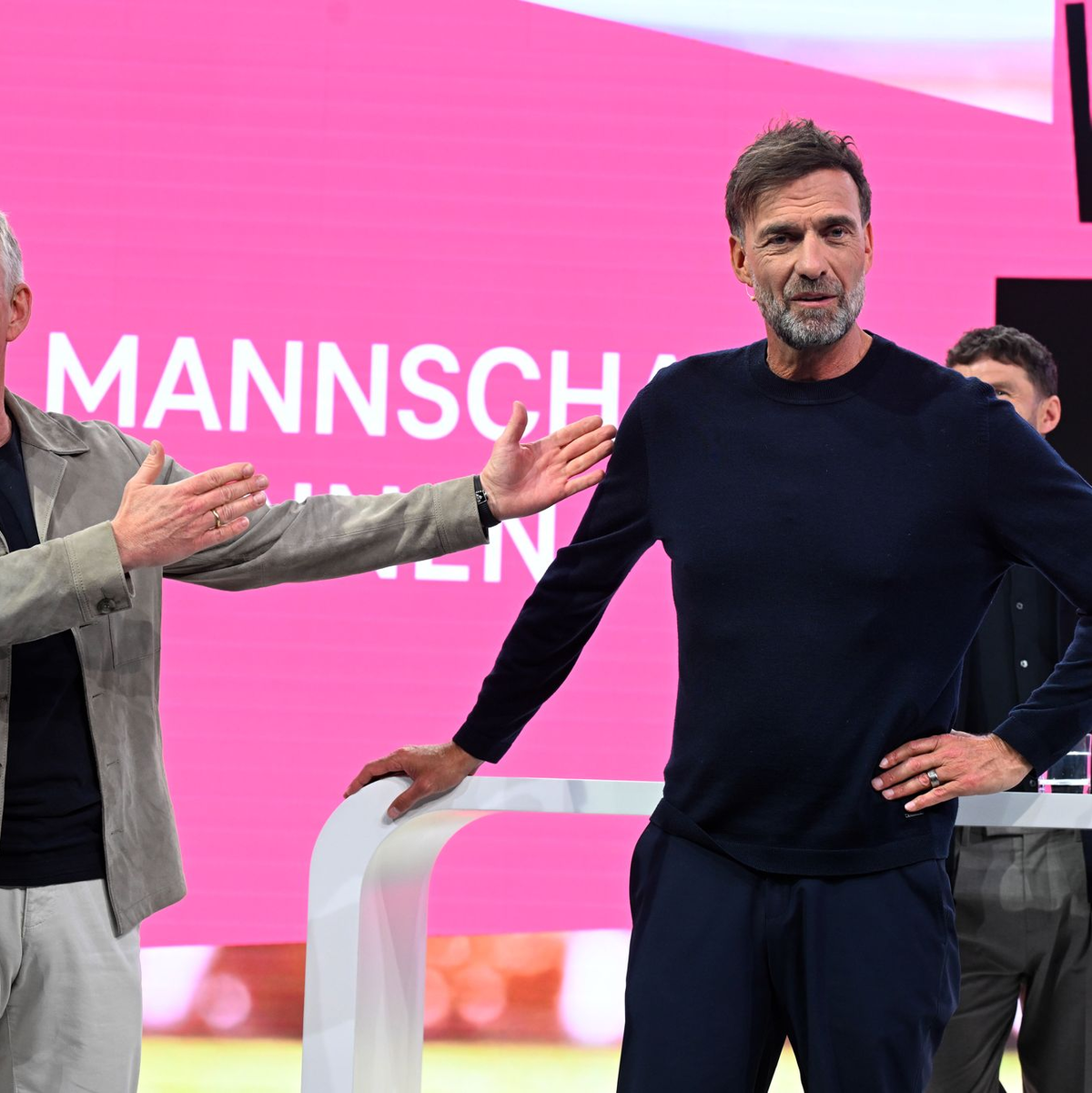 Jürgen Klopp (rechts) wird von Moderator Johannes B. Kerner als Telekom-Experte vorgestellt. - Foto: Felix Hörhager/dpa