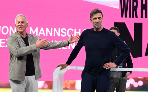 Jürgen Klopp (rechts) wird von Moderator Johannes B. Kerner als Telekom-Experte vorgestellt. - Foto: Felix Hörhager/dpa