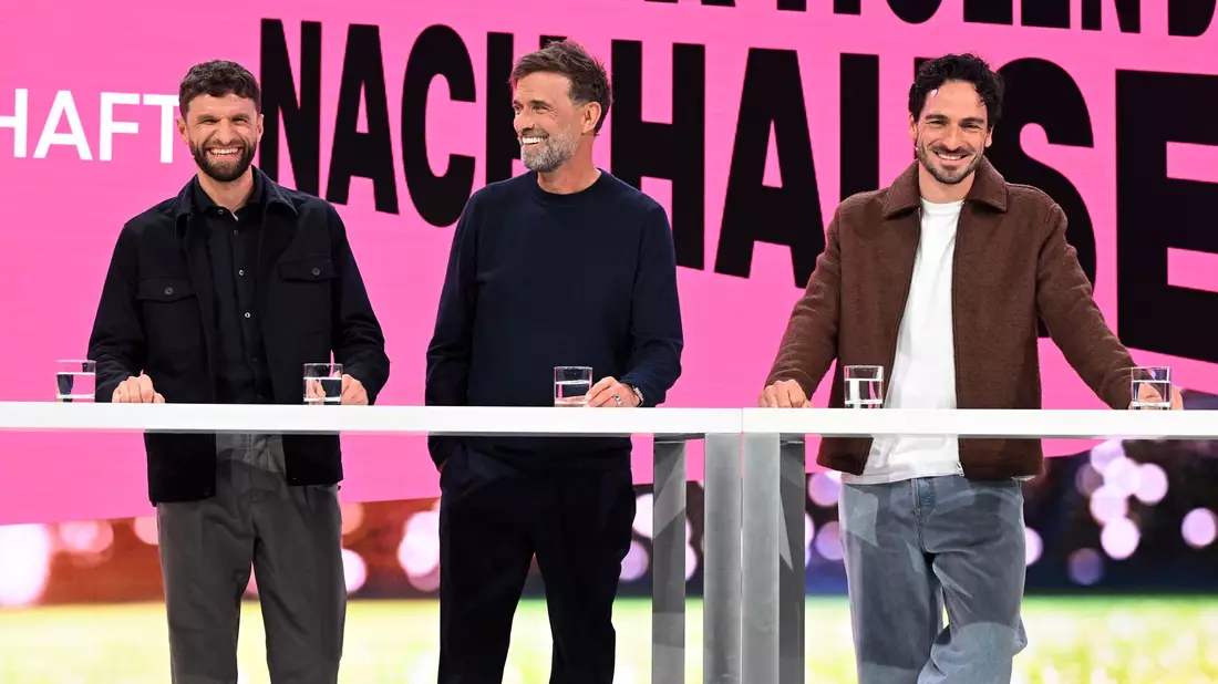 WM-Experten unter sich: Thomas Müller, Jürgen Klopp und Mats Hummels.  - Bild: Felix Hörhager/dpa