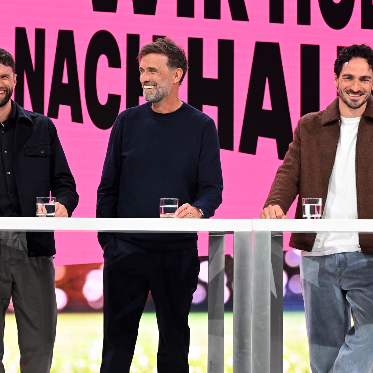 WM-Experten unter sich: Thomas Müller, Jürgen Klopp und Mats Hummels.  - Foto: Felix Hörhager/dpa