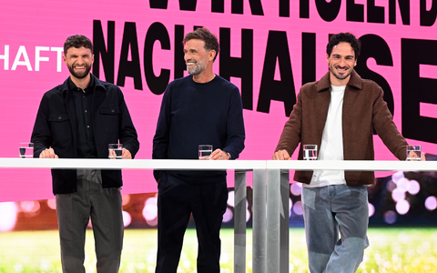 WM-Experten unter sich: Thomas Müller, Jürgen Klopp und Mats Hummels.  - Foto: Felix Hörhager/dpa
