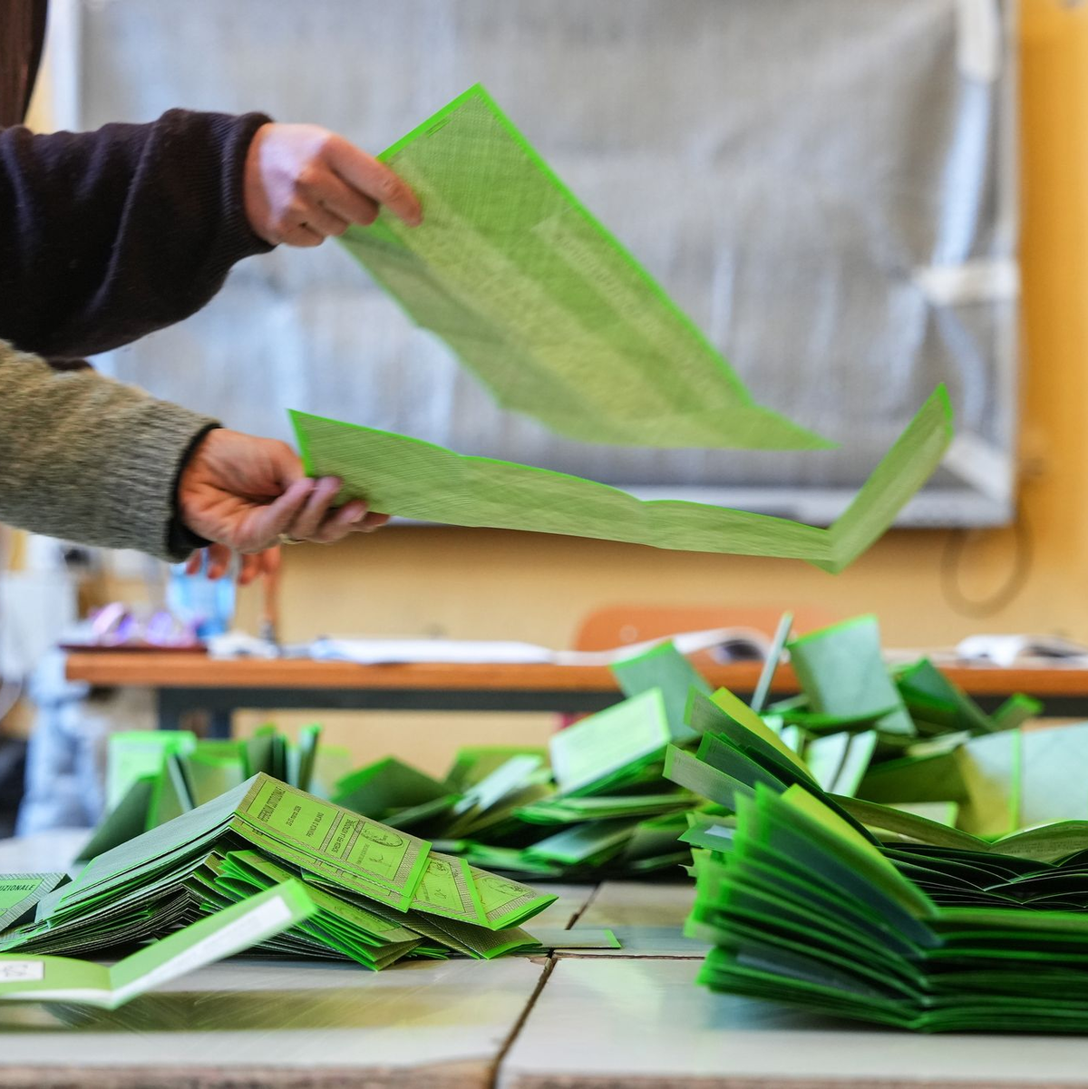 Nach den TV-Hochrechnungen liegt das Nein-Lager klar vorn. - Foto: Claudio Furlan/LaPresse/AP/dpa