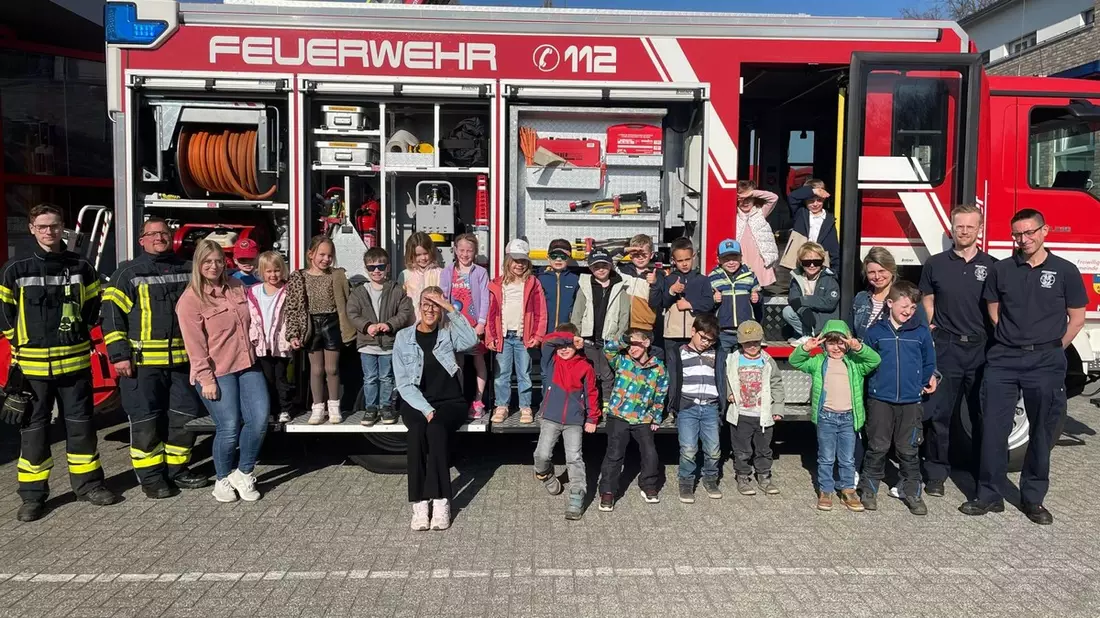 FW-KLE: Wenn die Feuerwehr die Angst nimmt - Brandschutzerziehung für Kinder in Bedburg-Hau - Bild: presseportal.de