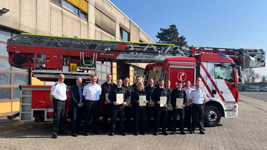 FW Moers: Neue Nachwuchskräfte für die Feuerwache Moers / Weitere Ausbildungsangebote folgen - Bild: presseportal.de