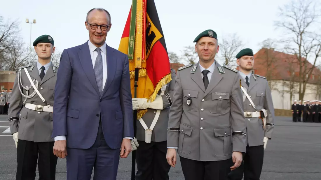 Bundeskanzler Friedrich Merz verleiht dem Wachbataillon beim Bundesministerium der Verteidigung das Fahnenband des Bundeskanzlers - Bild: presseportal.de
