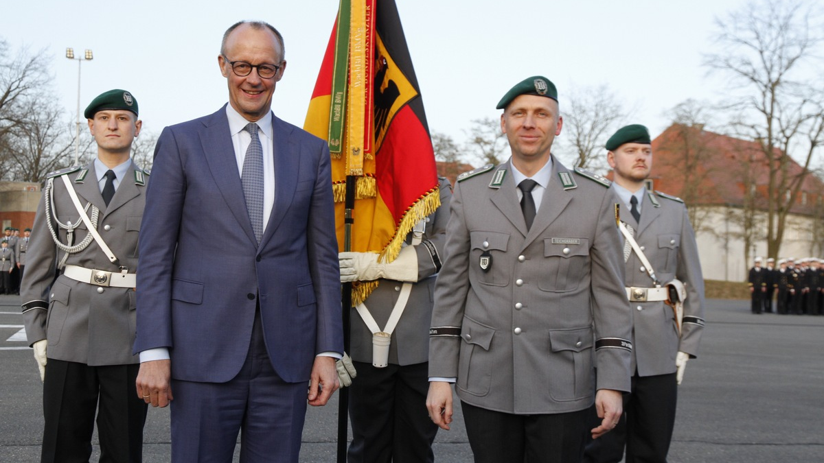 Bundeskanzler Friedrich Merz verleiht dem Wachbataillon beim Bundesministerium der Verteidigung das Fahnenband des Bundeskanzlers - Foto: presseportal.de