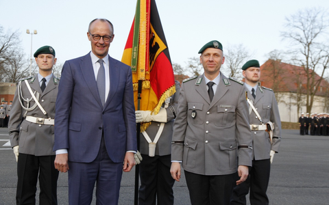 Bundeskanzler Friedrich Merz verleiht dem Wachbataillon beim Bundesministerium der Verteidigung das Fahnenband des Bundeskanzlers - Foto: presseportal.de