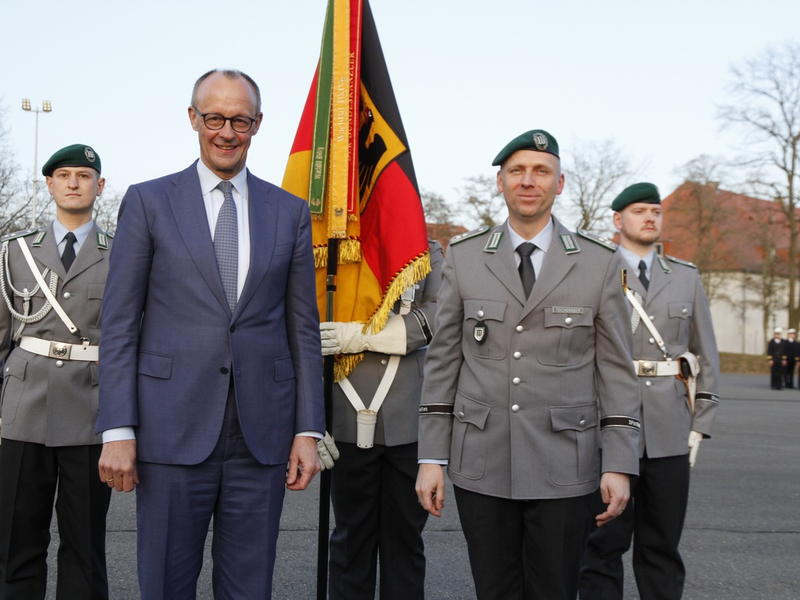 Bundeskanzler Friedrich Merz verleiht dem Wachbataillon beim Bundesministerium der Verteidigung das Fahnenband des Bundeskanzlers - Foto: presseportal.de