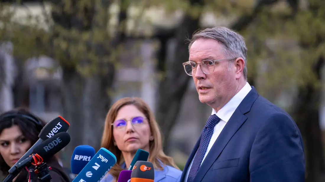 Der abgewählte Ministerpräsident Alexander Schweitzer soll die Koalitionsverhandlungen mit der CDU für die SPD führen.  - Bild: Andreas Arnold/dpa