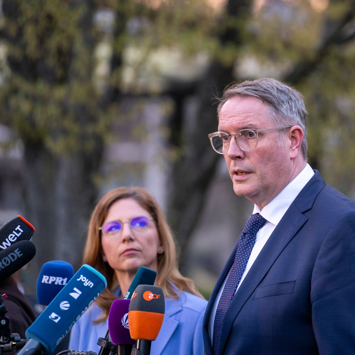 Der abgewählte Ministerpräsident Alexander Schweitzer soll die Koalitionsverhandlungen mit der CDU für die SPD führen.  - Foto: Andreas Arnold/dpa