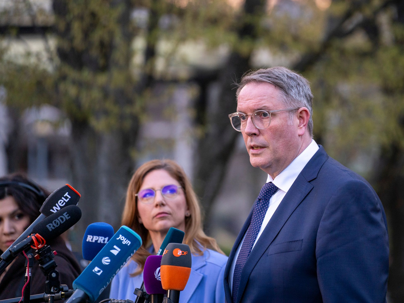 Der abgewählte Ministerpräsident Alexander Schweitzer soll die Koalitionsverhandlungen mit der CDU für die SPD führen.  - Foto: Andreas Arnold/dpa