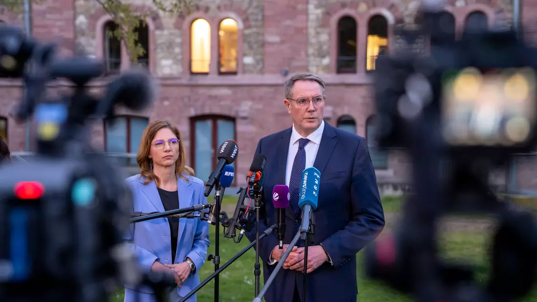 Bätzing-Lichtenthäler und Schweitzer äußerten sich vor der SPD-Geschäftsstelle.  - Bild: Andreas Arnold/dpa