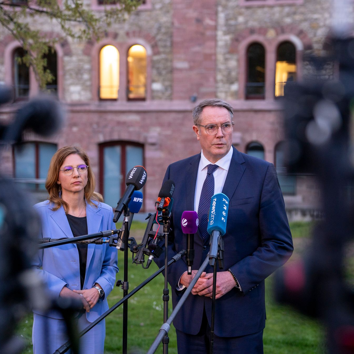 Bätzing-Lichtenthäler und Schweitzer äußerten sich vor der SPD-Geschäftsstelle.  - Foto: Andreas Arnold/dpa