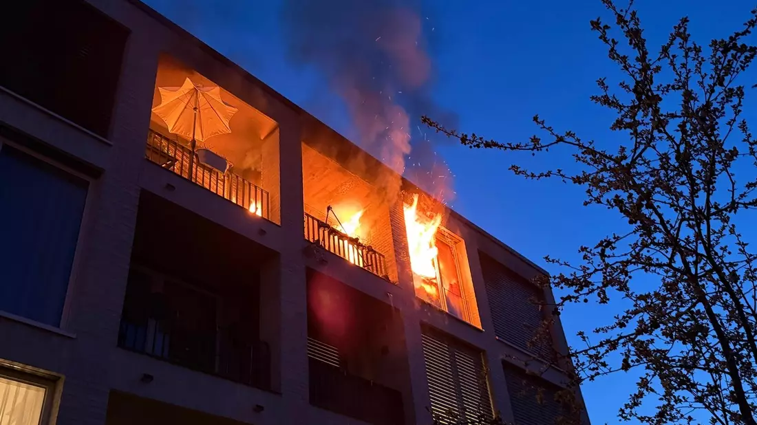 FW-E: Ausgedehnter Wohnungsbrand in Senioreneinrichtung in Essen-Kettwig - mehrere Wohnungen vorübergehend unbewohnbar - Bild: presseportal.de